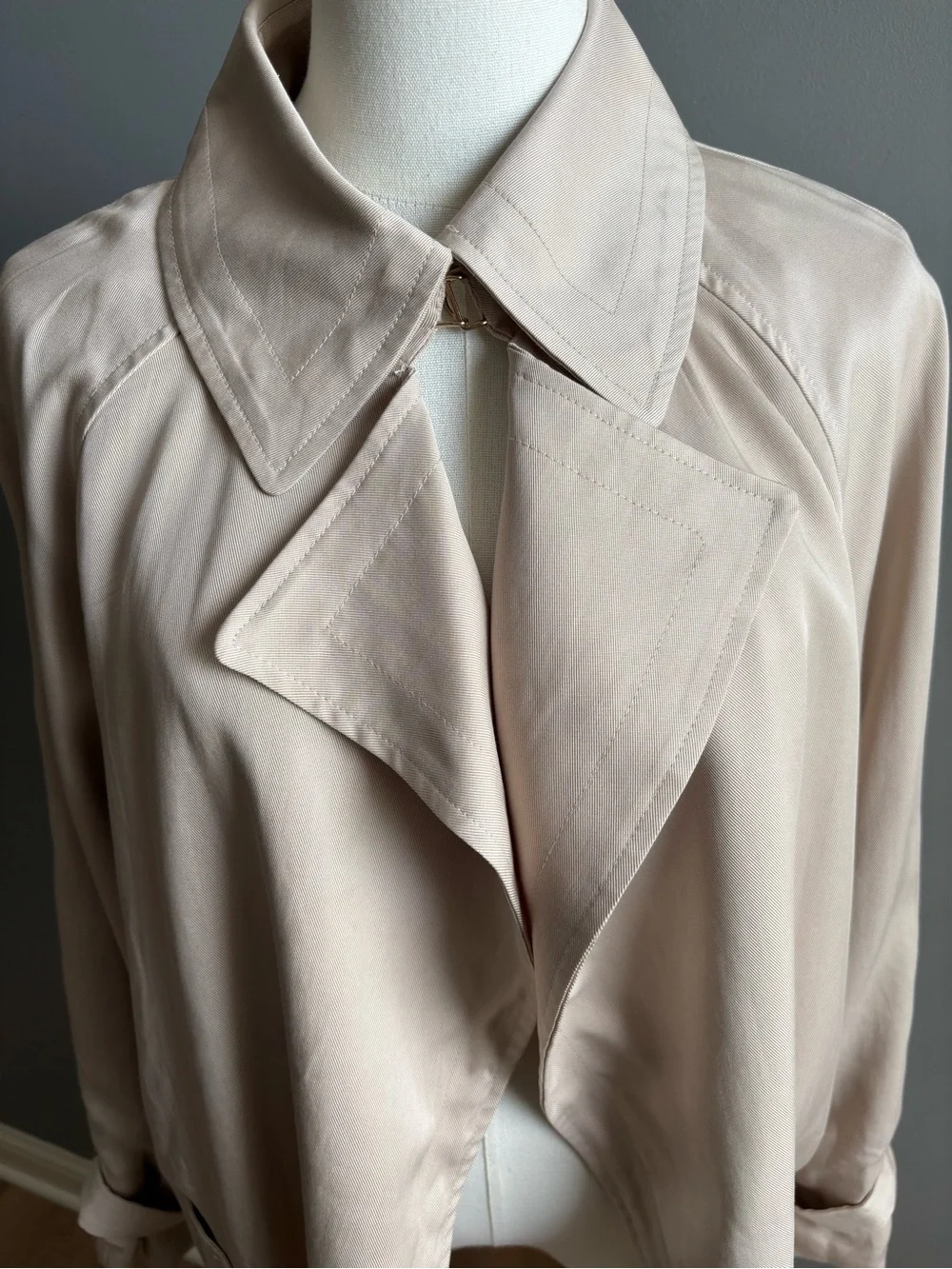 Elie Tahari Open Front Trench Coat With Clasp - Picture 3 of 9